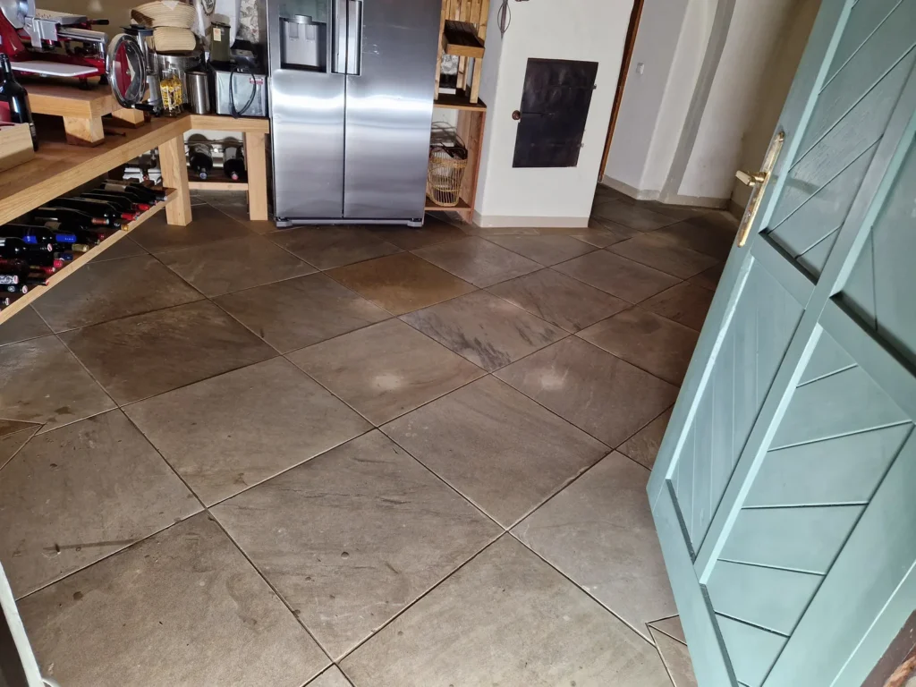 Tiefengrundreinigung von Sandstein vor der Reinigung