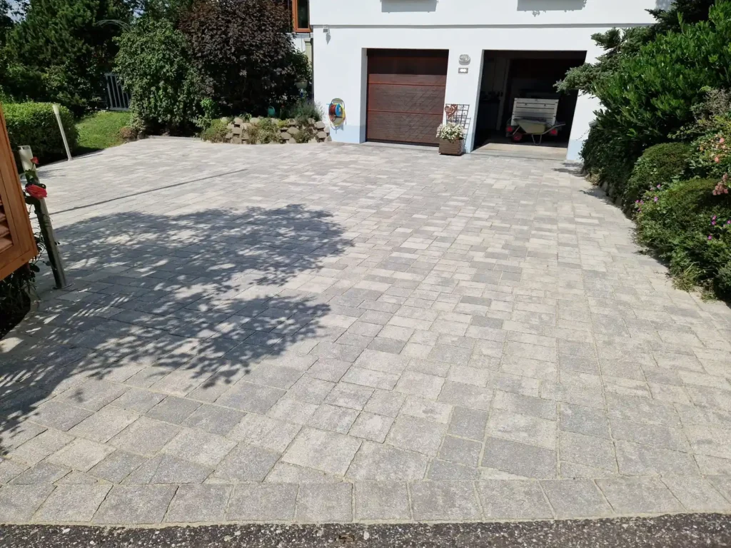 Tiefengrundreinigung von Betonstein nachher